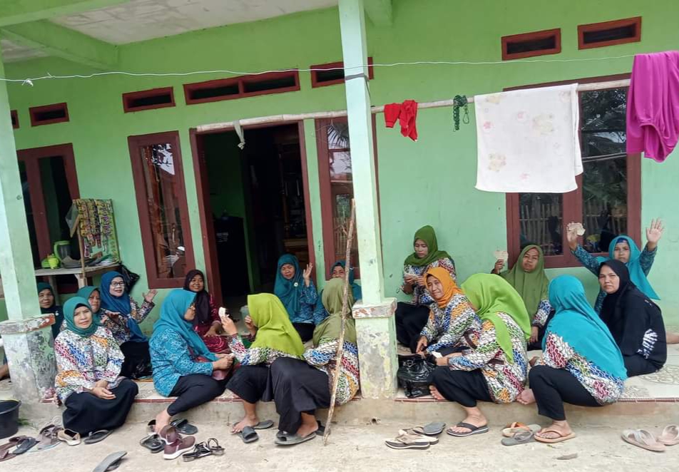 Tim Pegerak PKK Desa Kertarahayu Tunjukkan Kepedulian, Menjenguk Ibu Aidah yang Sedang Sakit